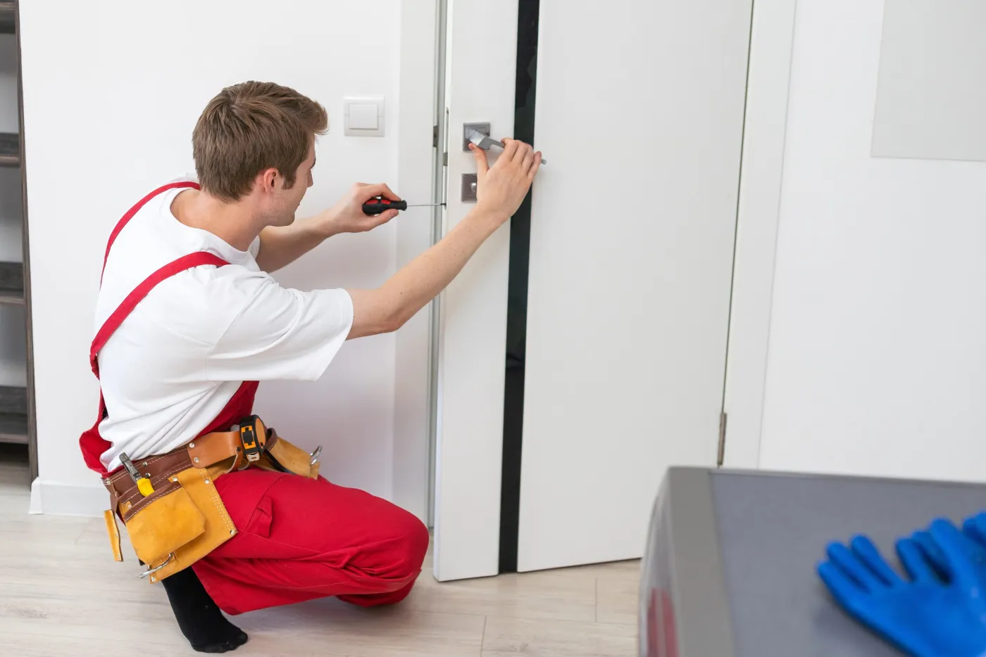Installation d'une serrure de porte par un serrurier dans le Val-de-Marne